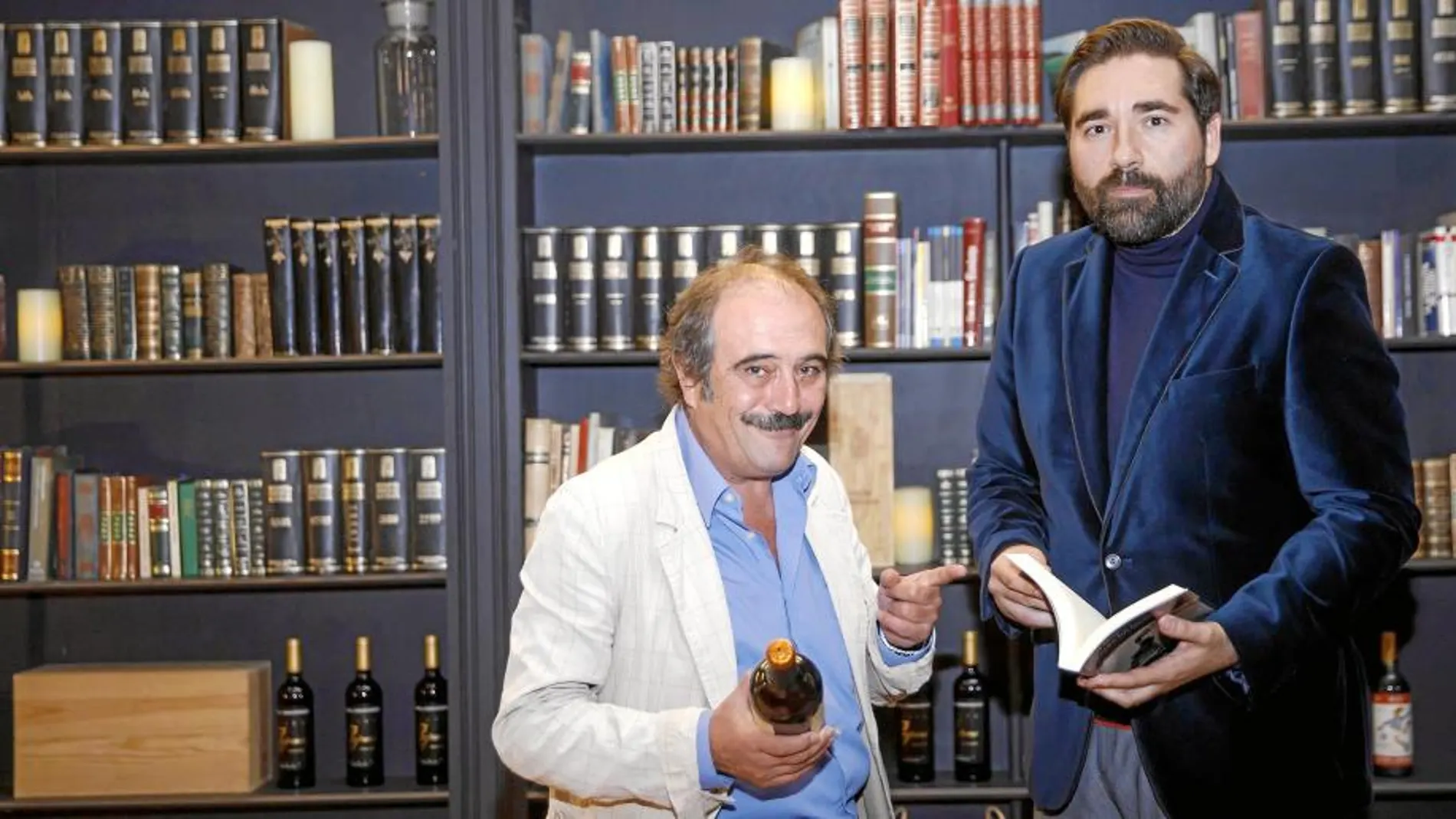 Rafael Reig, ganador del Premio de Novela Bodegas Solar de Samaniego, junto a César León
