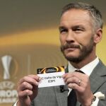 El exjugador sueco Patrik Andersson muestra una papeleta en la que se puede leer el nombre del Celta de Vigo durante el sorteo de los cuartos de final de la Liga Europa 2016/17.