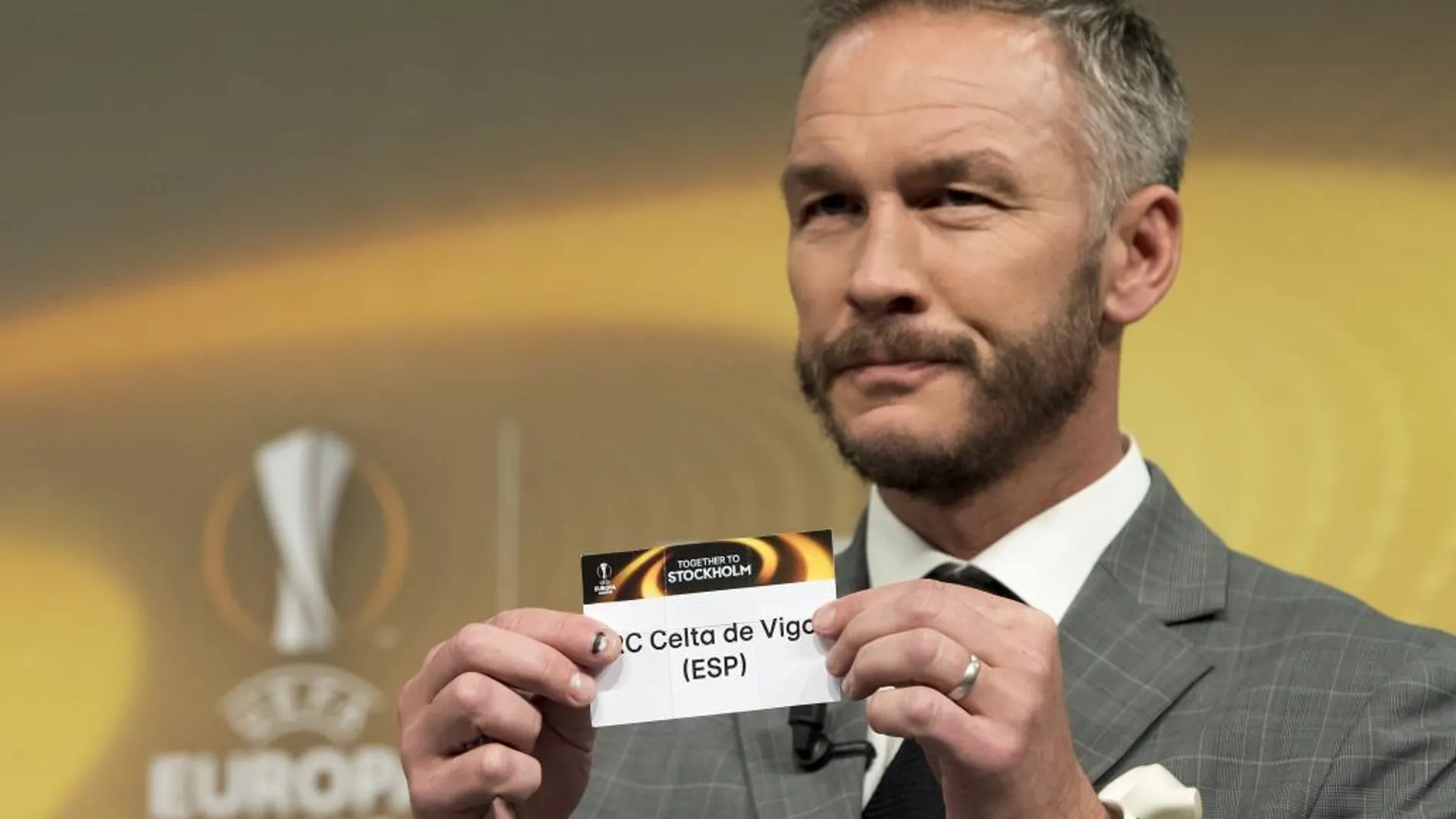 El exjugador sueco Patrik Andersson muestra una papeleta en la que se puede leer el nombre del Celta de Vigo durante el sorteo de los cuartos de final de la Liga Europa 2016/17.