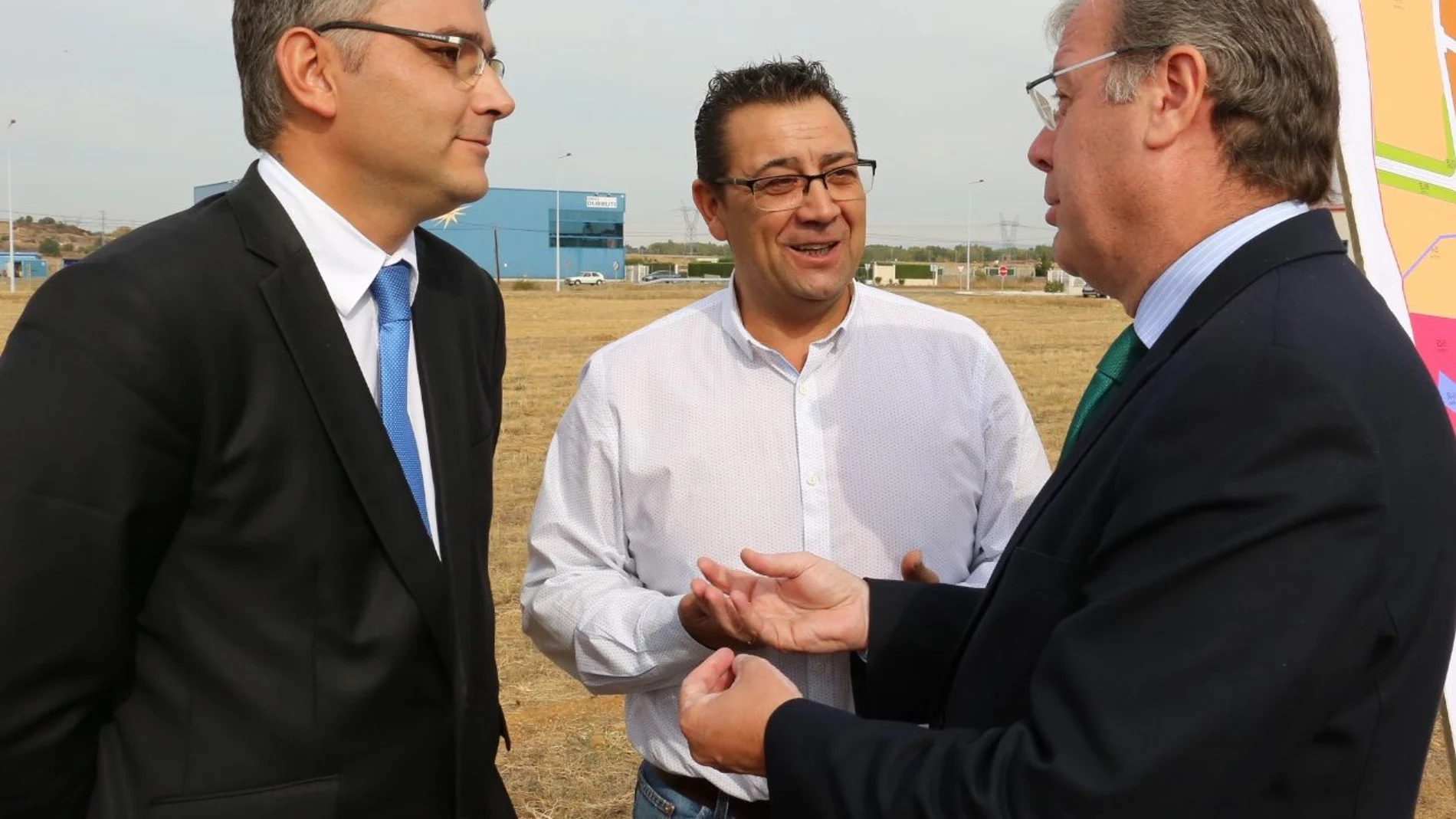 El alcalde, Antonio Silván, visita las obras junto a Agustín Rajoy