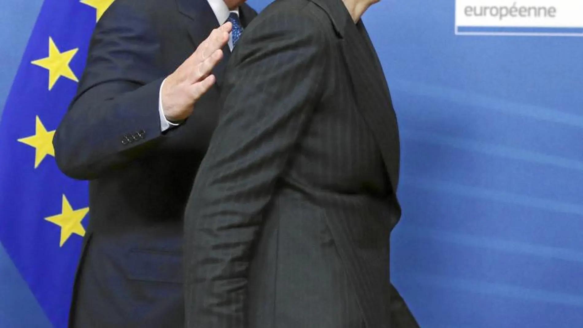 El presidente de la Comisión, Jean Claude Juncker, da una palmada a la primera ministra británica, Theresa May, a su llegada a la sede europea, ayer