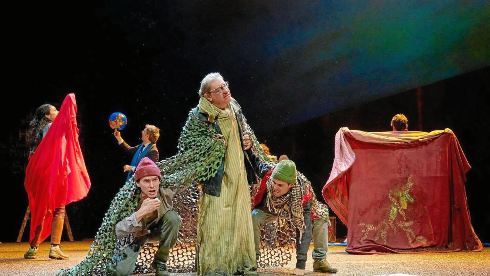 Fernando Sansegundo, en el centro (que interpreta a Khalid, Género humano y Baltasar), en esta nueva producción que abre la temporada de la Compañía Nacional de Teatro Clásico