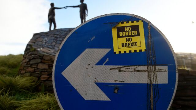“Sin frontera no hay Brexit” reza una pegatina favorable a la salida de Reino Unido en Londonderry (Irlanda del Norte)