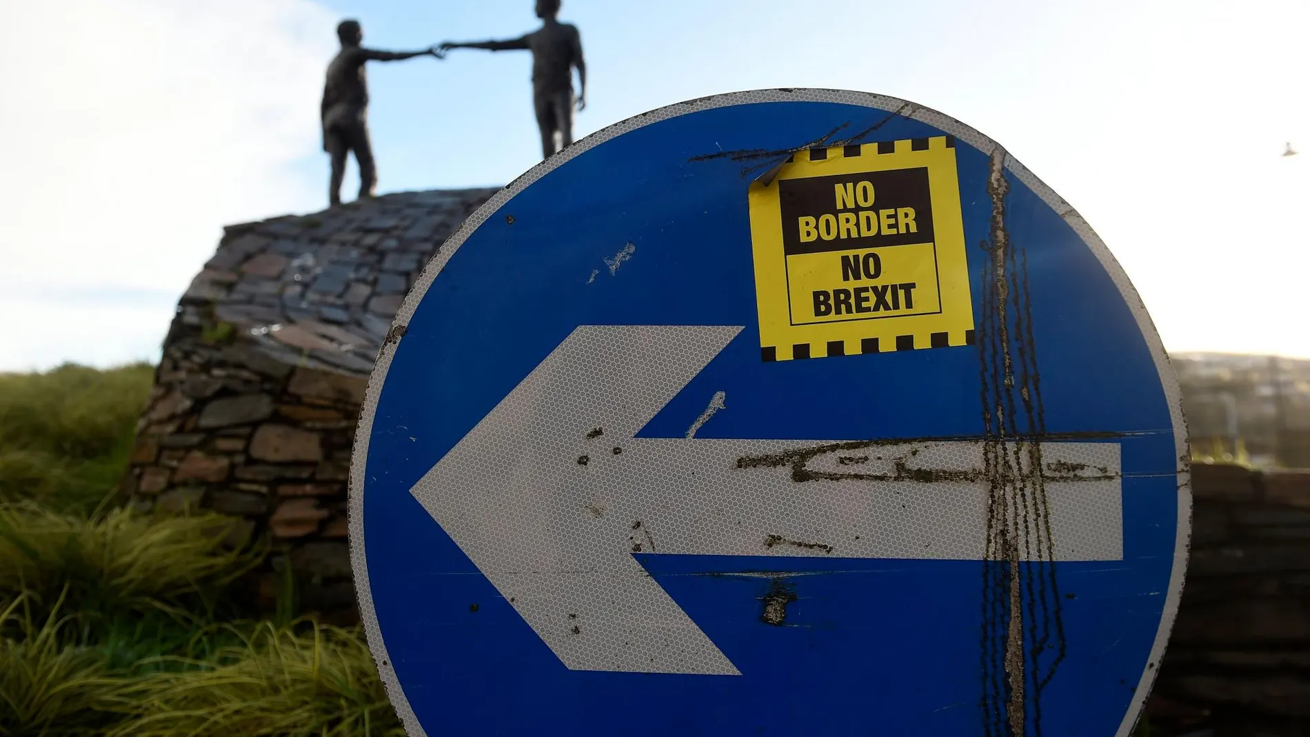 “Sin frontera no hay Brexit” reza una pegatina favorable a la salida de Reino Unido en Londonderry (Irlanda del Norte)