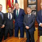 El alcalde de León, Antonio Silván, y el concejal Fernando Salguero se reúnen con la Junta de Semana Santa