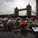 Varios ramos de flores, velas y mensajes dejados en memoria de las víctimas en los alrededores del Ayuntamiento, en Londres (Reino Unido)