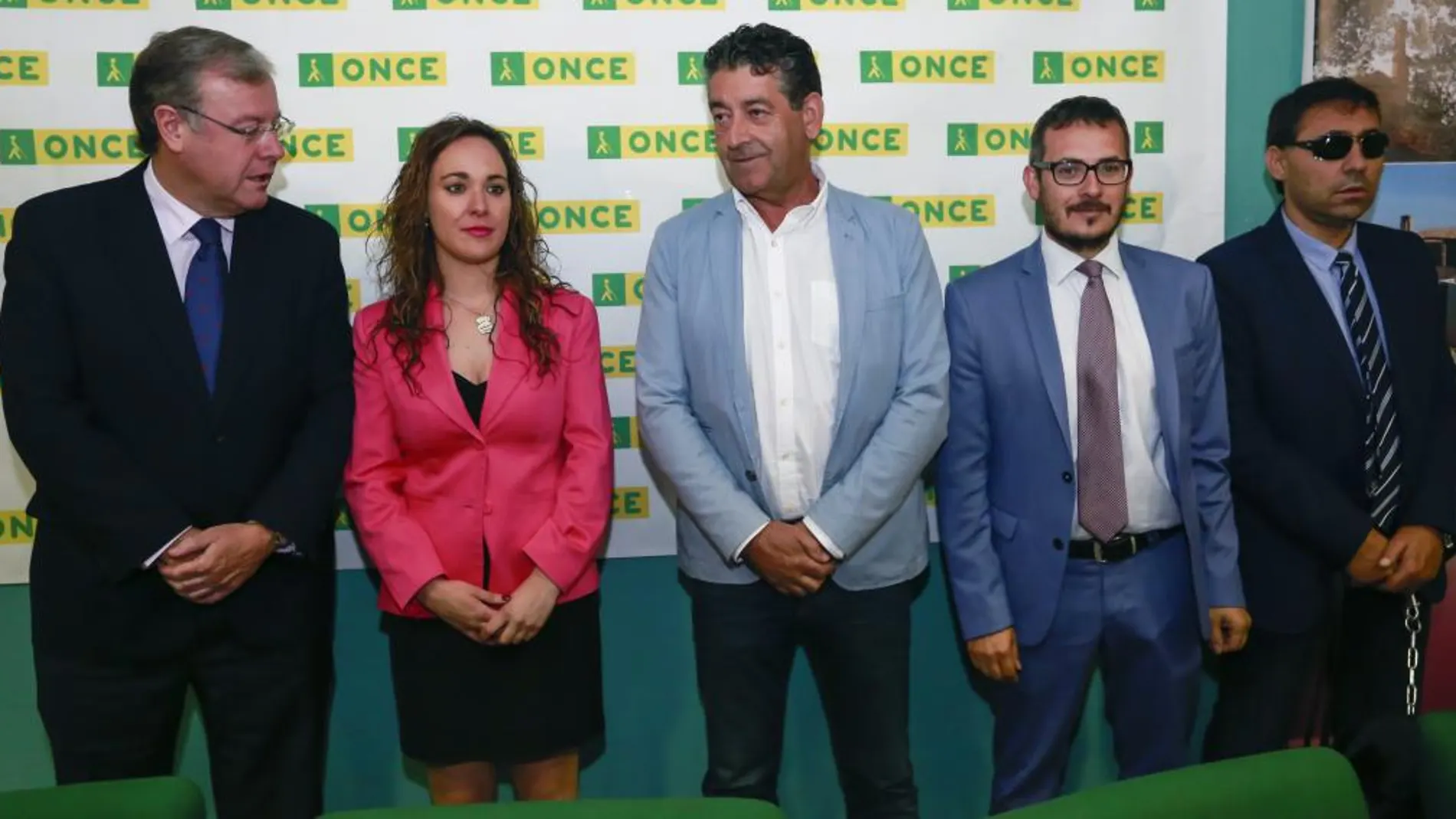 El alcalde de León, Antonio Silván, y la presidenta de la ONCE en Castilla y León, Arancha Casado, presentan el Día de la ONCE en León. Junto a ellos, el alcalde de Sahagún, Lisandro García, Óscar Pérez y Bernardo Vilorio