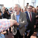Corbyn recibe las felicitaciones de simpatizantes a su llegada a Brighton, donde se celebra la cita laborista