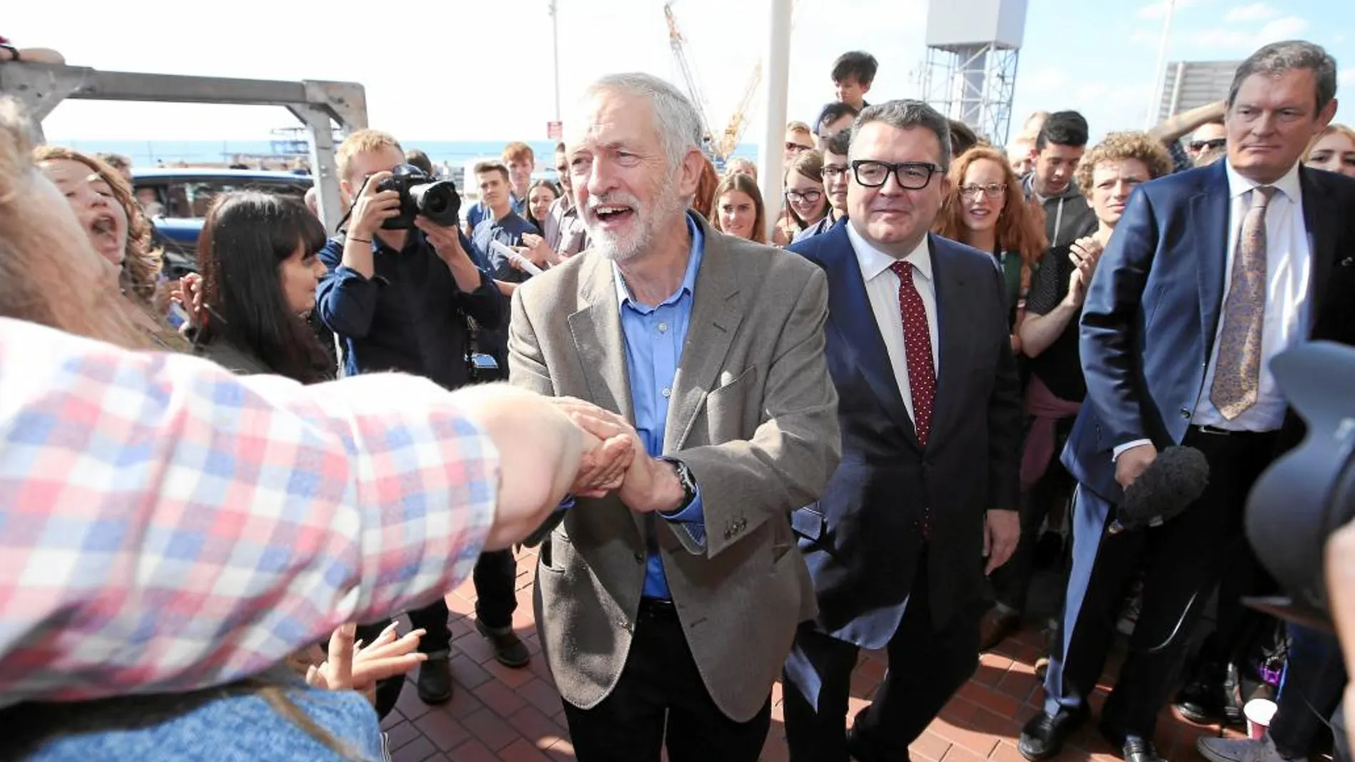 Corbyn recibe las felicitaciones de simpatizantes a su llegada a Brighton, donde se celebra la cita laborista