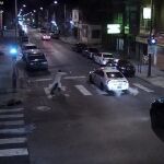 Fotograma de un vídeo que muestra al sospechoso Edward Archer (i) disparando al policía Jesse Hartnett en Philadelphia.