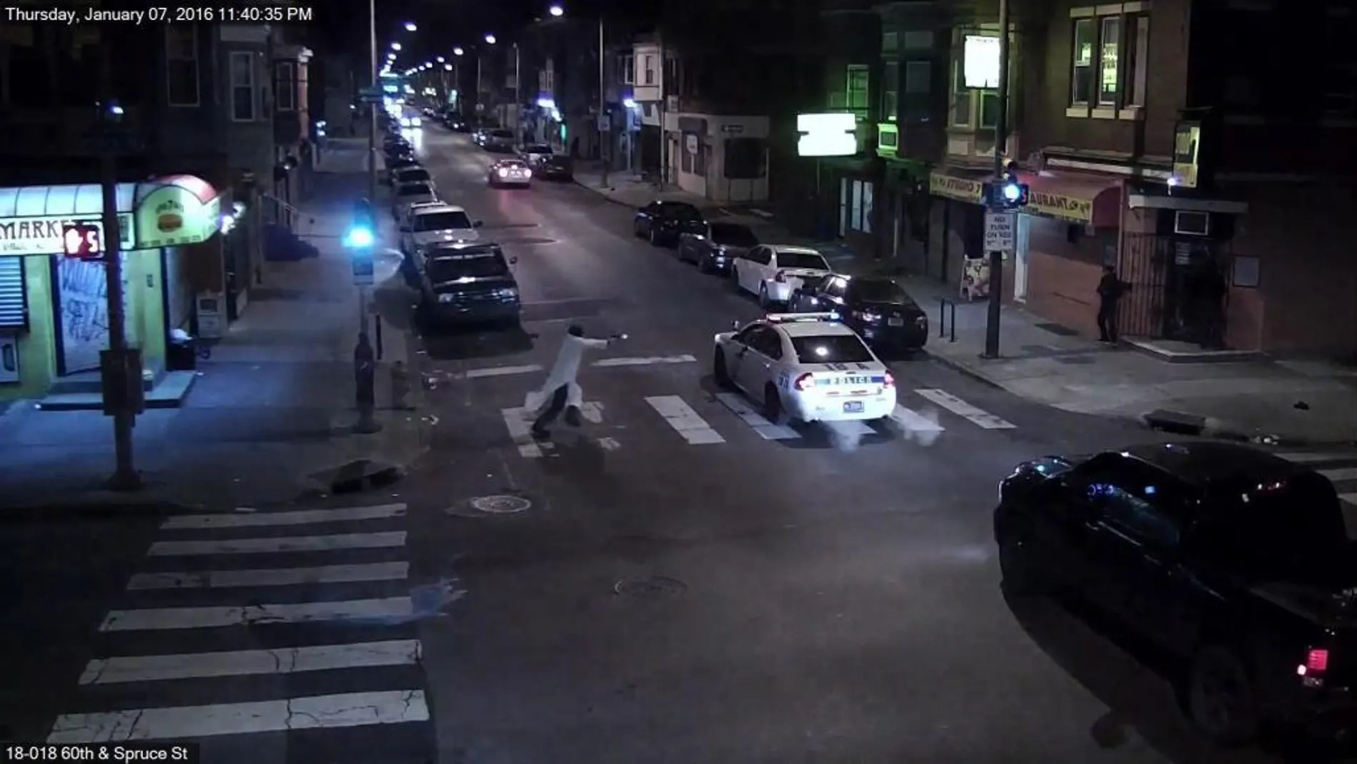Fotograma de un vídeo que muestra al sospechoso Edward Archer (i) disparando al policía Jesse Hartnett en Philadelphia.