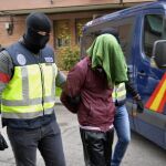 Momento de la detención de uno de los marroquíes en la calle Paseo de los Castellanos, 53 en Madrid, el sábado