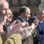 El lendakari, Íñigo Urkullu, junto al vicepresidente económico del Gobierno de Navarra, Manu Ayerdi, entre otros, durante la asamblea general del PNV celebrada ayer ante el Monumento a los Fueros de Navarra en Pamplona