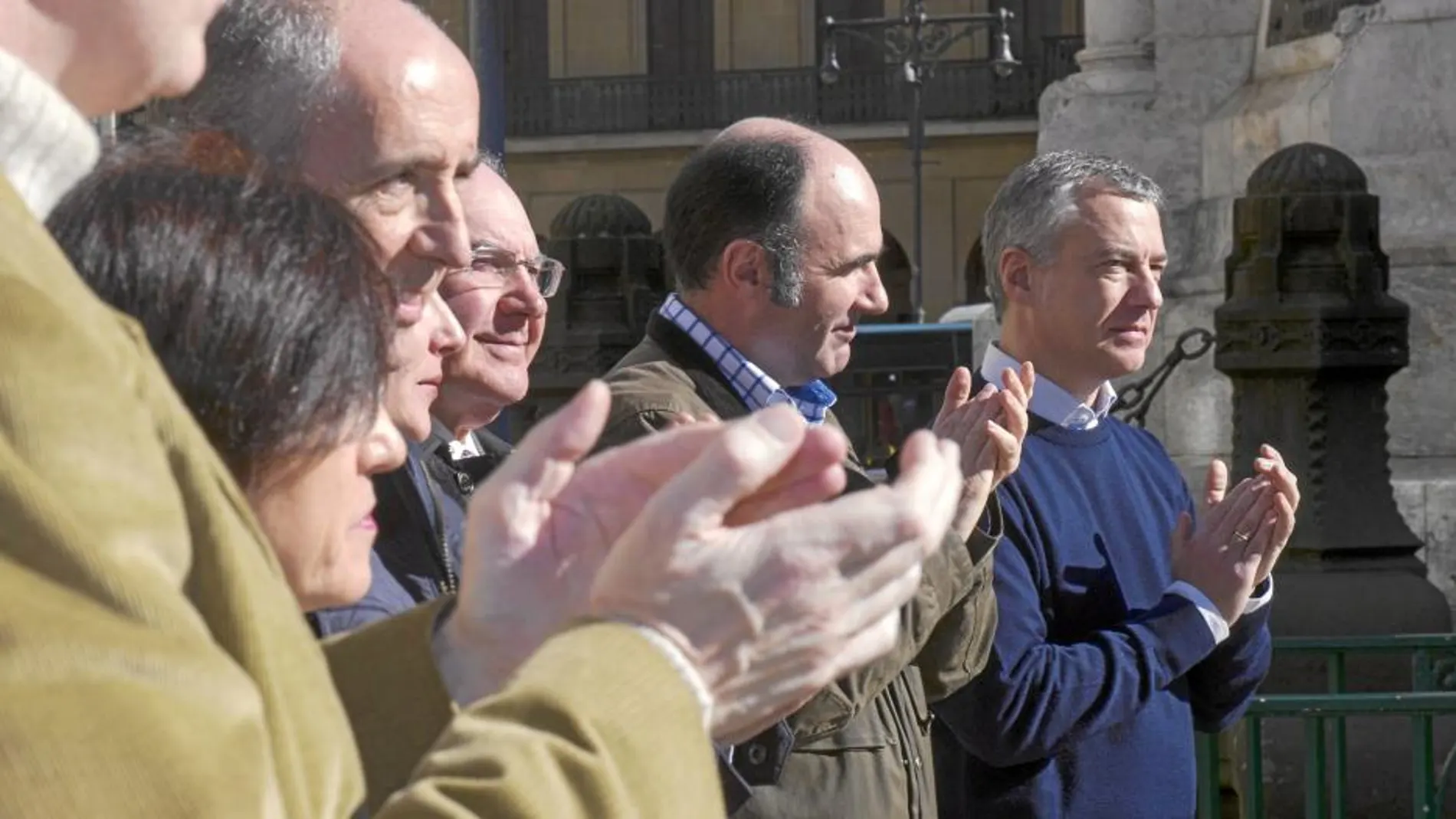 El lendakari, Íñigo Urkullu, junto al vicepresidente económico del Gobierno de Navarra, Manu Ayerdi, entre otros, durante la asamblea general del PNV celebrada ayer ante el Monumento a los Fueros de Navarra en Pamplona