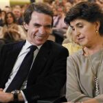 José María Aznar, acompañado de la expresidenta del PP en el País Vasco, María San Gil, al inicio del ciclo "El necesario fortalecimiento de España", hoy en la Fundación Areces en Madrid.
