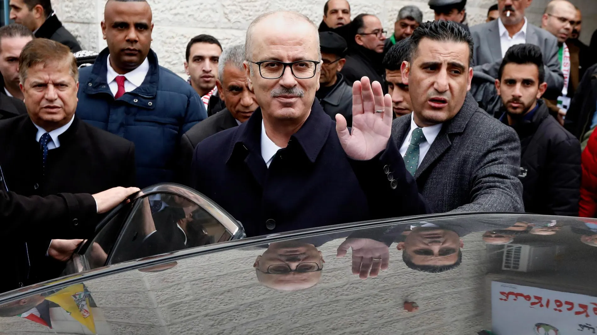 El primer ministro palestino, Rami Hamdalla, tras asistir a la inauguración de un centro médico en Beit Ula cerca de Hebrón