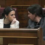 El líder de Podemos, Pablo Iglesias (d), y la portavoz parlamentaria de Unidos Podemos, Irene Montero