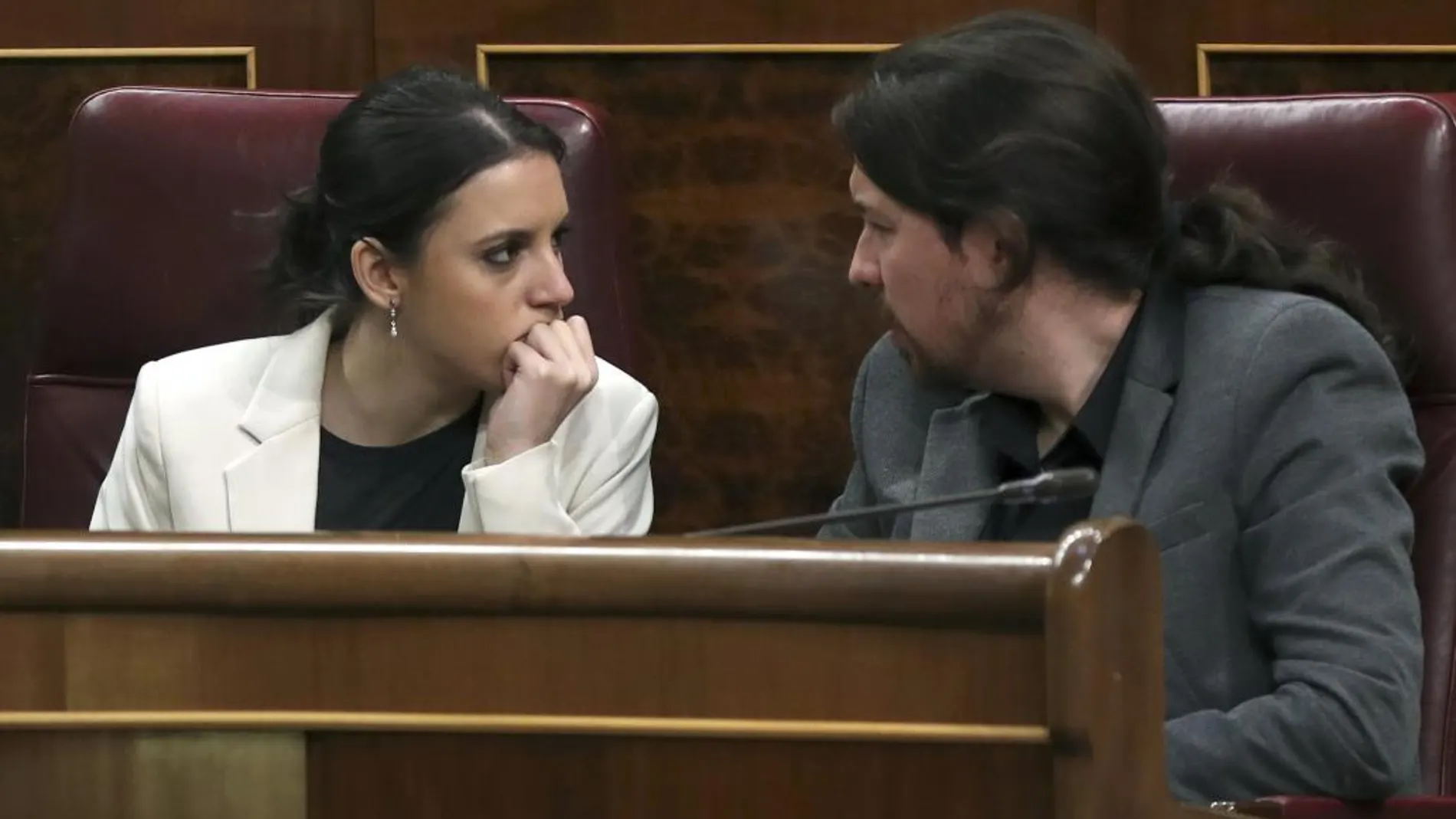 El líder de Podemos, Pablo Iglesias (d), y la portavoz parlamentaria de Unidos Podemos, Irene Montero