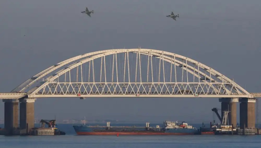 Las autoridades rusas bloquean el estrecho de Kerch a los barcos ucranianos / REUTERS