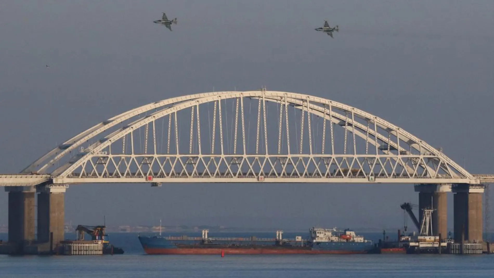 Las autoridades rusas bloquean el estrecho de Kerch a los barcos ucranianos / REUTERS