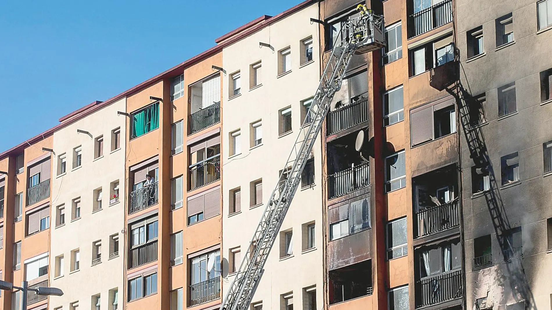 Los Bomberos tuvieron que emplearse a fondo para apagar las llamas y socorrer a todas las personas heridas por el fuego