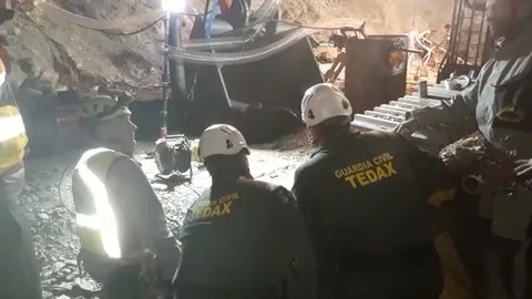 Los Tedax de la Guardia Civil trabajan preparando una microvoladura del túnel horizontal / Foto: Reuters / Vídeo: C. Pastrano