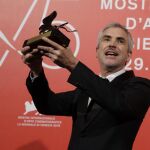Alfonso Cuarón tras recibir el galardón en Venecia / Foto: AP