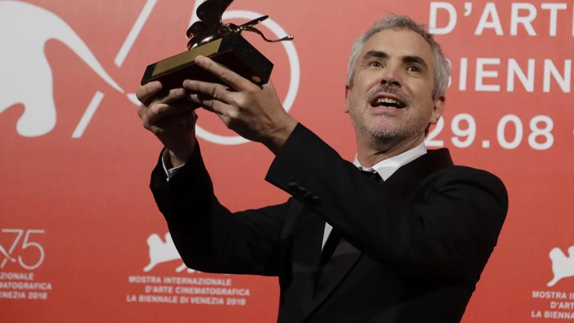 Alfonso Cuarón tras recibir el galardón en Venecia / Foto: AP