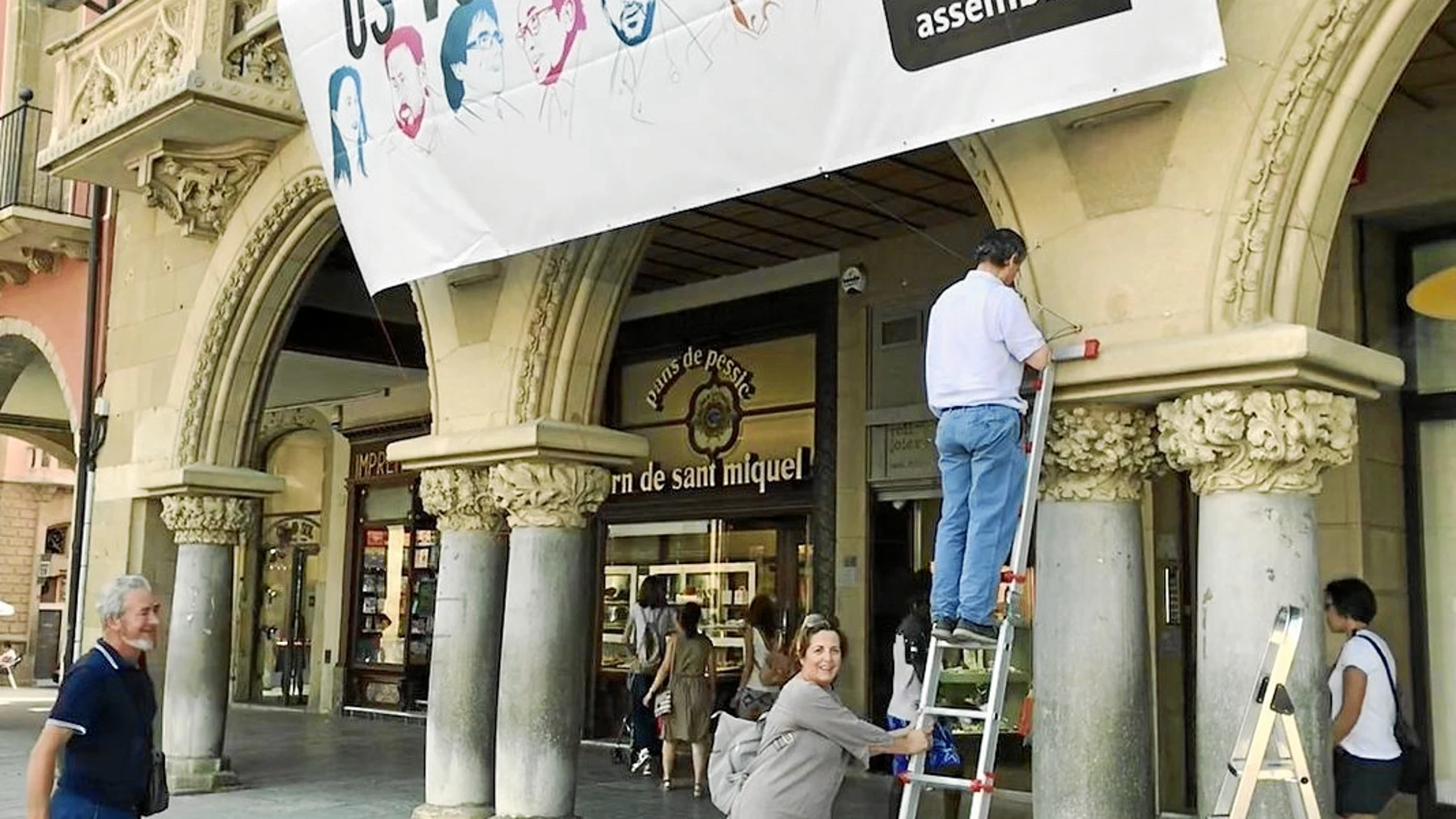 El Ayuntamiento de Vic ha llenado la ciudad de pancartas y símbolos independentistas