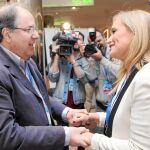 El presidente del PP de Castilla y León, Juan Vicente Herrera, saluda a la presidenta popular de Madrid, Cristina Cifuentes, antes del Congreso del PP madrileño.