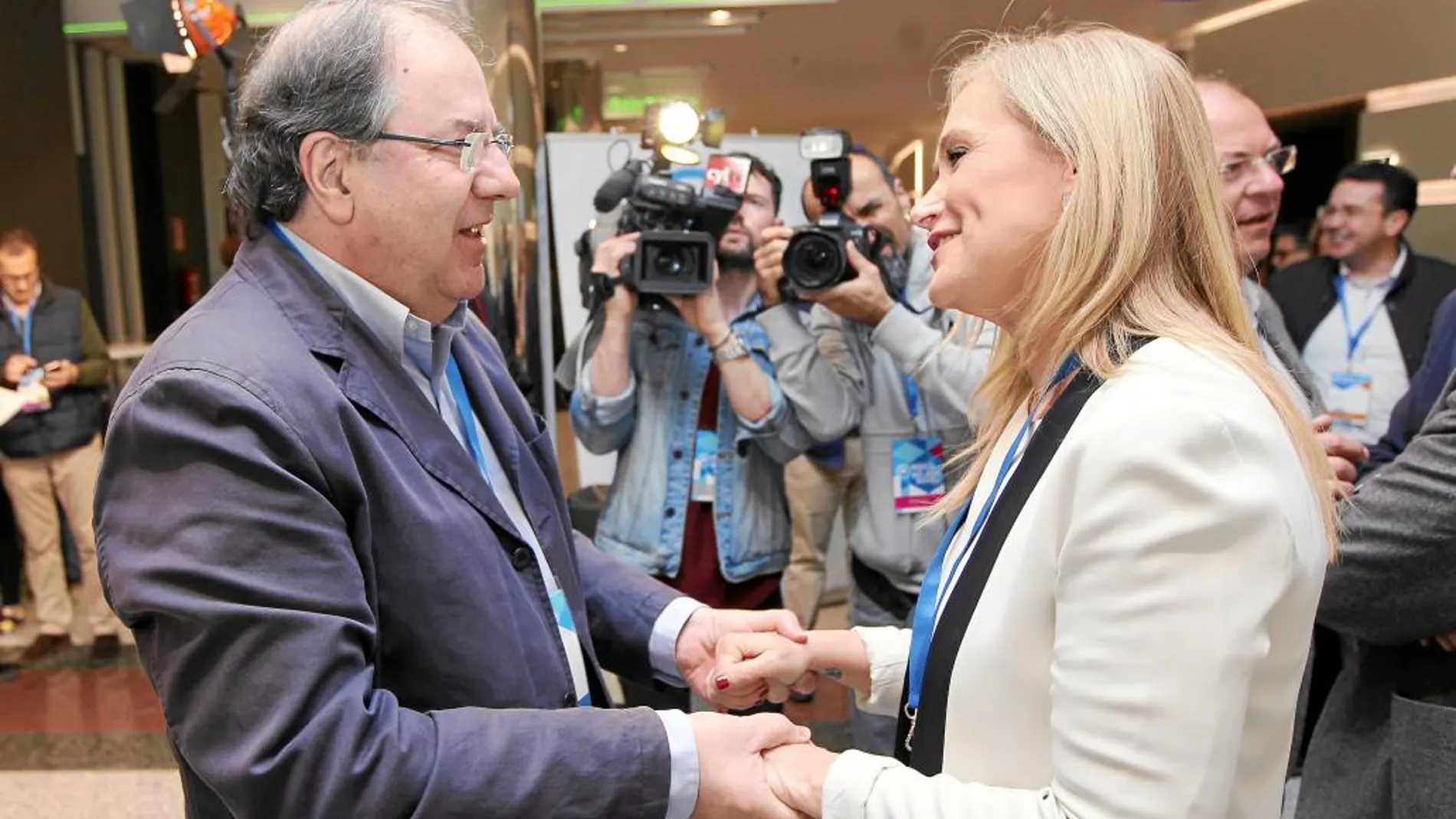 El presidente del PP de Castilla y León, Juan Vicente Herrera, saluda a la presidenta popular de Madrid, Cristina Cifuentes, antes del Congreso del PP madrileño.