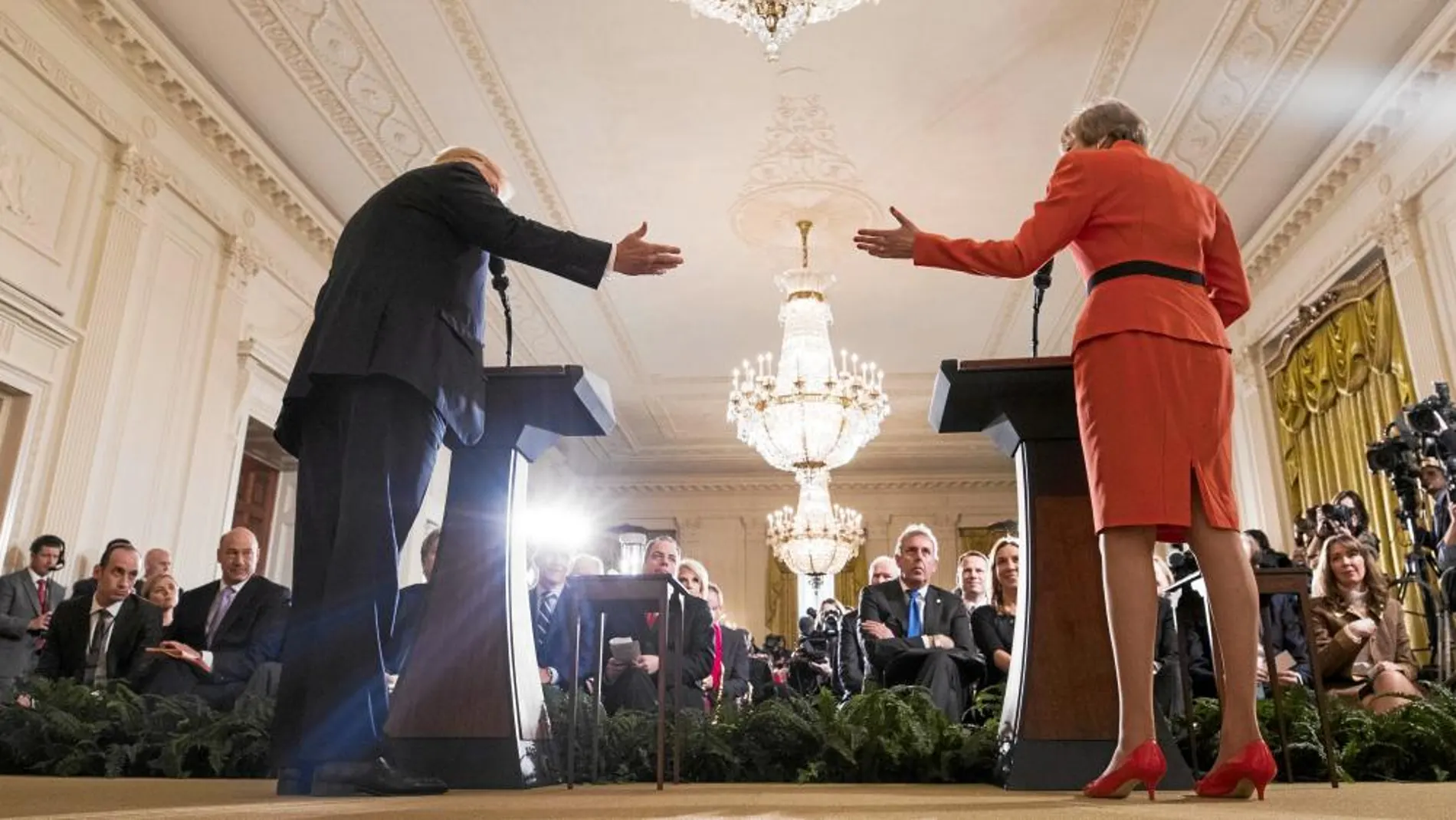 Conjuntados. Donald Trump y la primera ministra británica en la rueda de prensa en la Casa Blanca. Theresa May vistió traje rojo, el color habitual de las corbatas del presidente de EE UU