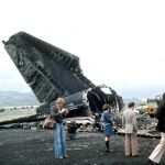 Fotografía de archivo tomada el 27 de marzo de 1977 de los restos de uno de los dos "Jumbos"que chocaron en el aeropuerto de Los Rodeos ,en la isla de Tenerife, en un accidente que causó la muerte a 538 pasajeros