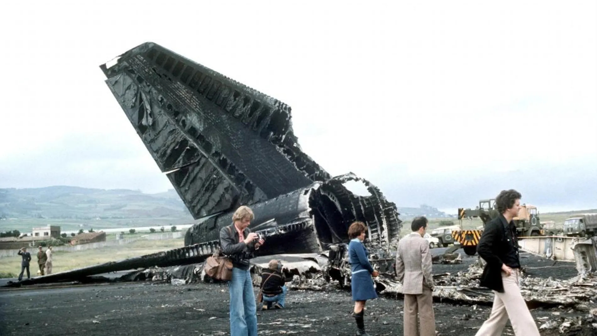 Fotografía de archivo tomada el 27 de marzo de 1977 de los restos de uno de los dos "Jumbos"que chocaron en el aeropuerto de Los Rodeos ,en la isla de Tenerife, en un accidente que causó la muerte a 538 pasajeros