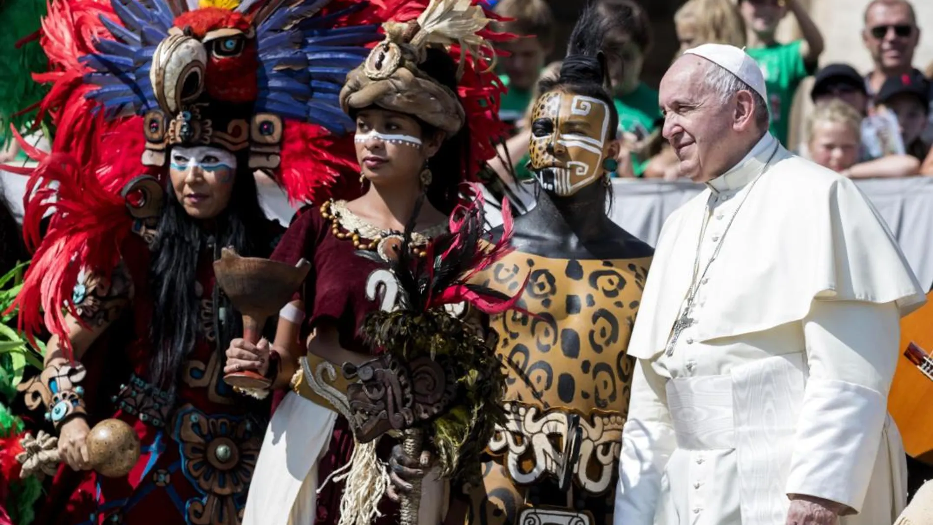 El papa Francisco posa para los fotógrafos junto a un grupo de Quintana Roo (México) durante su audiencia general de los miércoles.