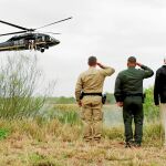 El presidente de Estados Unidos, Donald Trump, saluda a una patrulla de la guardia fronteriza, ayer durante su visita a Texas