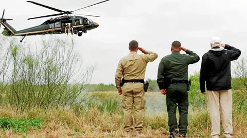 El presidente de Estados Unidos, Donald Trump, saluda a una patrulla de la guardia fronteriza, ayer durante su visita a Texas