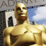 Un estatua del Oscar preside la entrada a la ceremonia / Ap