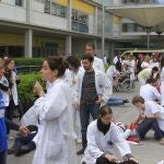 Trabajadores del Hospital Infanta Leonor de Madrid simula consultas en la calle, durante la jornada de huelga