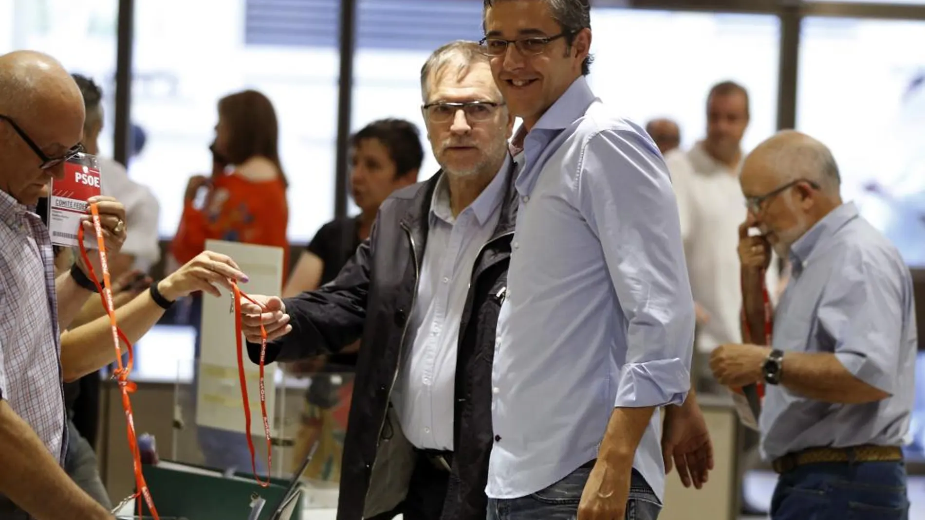 El exsecretario general del Grupo Parlamentario Socialista en el Congreso, Eduardo Madina (d), y el expresidente de Aragón, Marcelino Iglesias (detrás)
