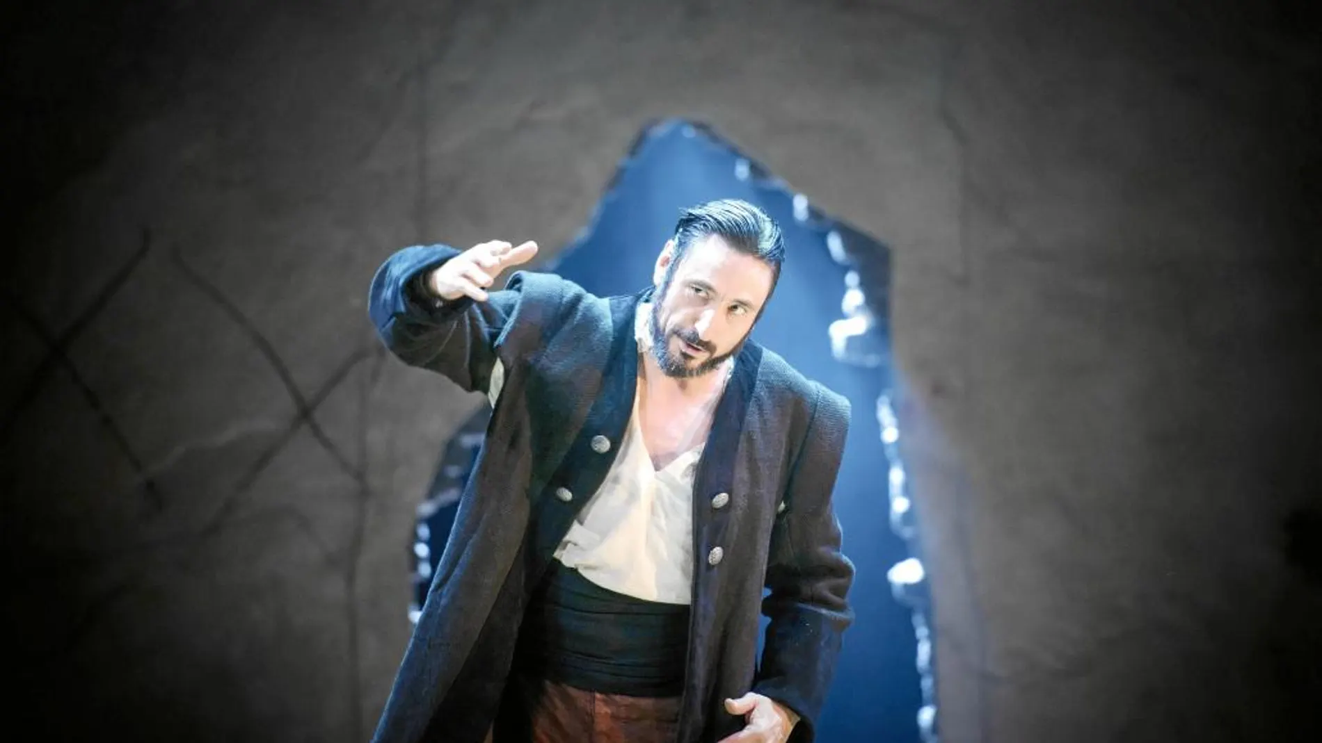 Carmelo Gómez interpreta al alcade que da nombre a la obra junto a Nuria Gallardo como Isabel y Jesús Noguero como el capitán Don Álvaro de Ataide