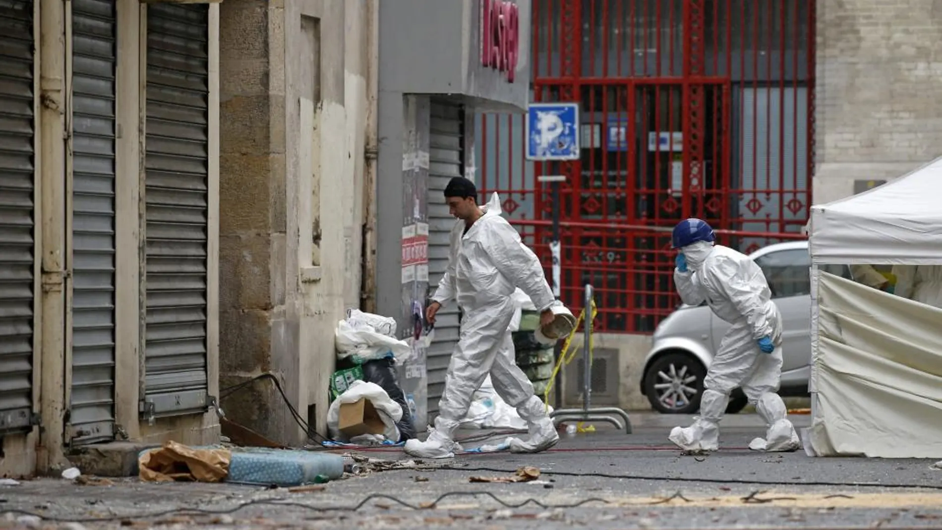 Fuerzas de seguridad francesas trabajan en el exterior del edificio asaltado ayer por la policía.