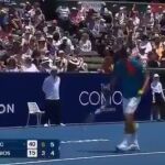 Momento en el que Tomic deja caer la bola para golpearla entre sus piernas