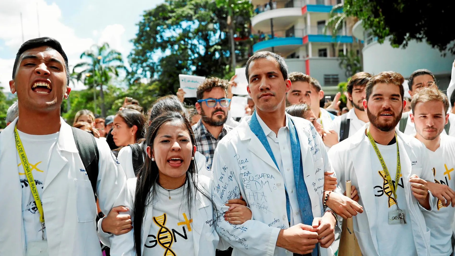 Guaidó participa en una de las protestas convocadas ayer por la Asamblea Nacional en Caracas para pedir la apertura de un corredor humanitario