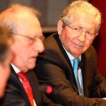 José Luis López de Silanes junto con el presidente del Foro de Empresarios, Ramón Mateo, y el director de la Fundación Schola, Luis Ortiz de Lanzagorta