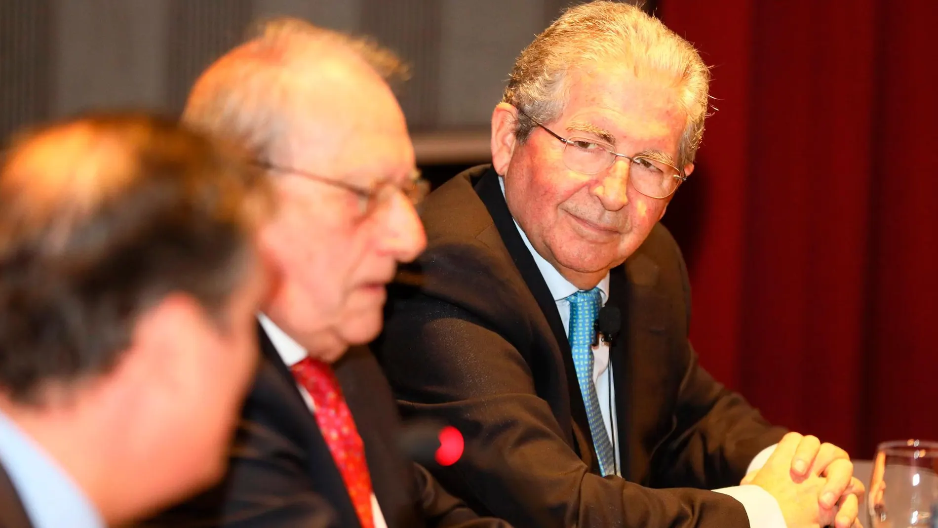José Luis López de Silanes junto con el presidente del Foro de Empresarios, Ramón Mateo, y el director de la Fundación Schola, Luis Ortiz de Lanzagorta