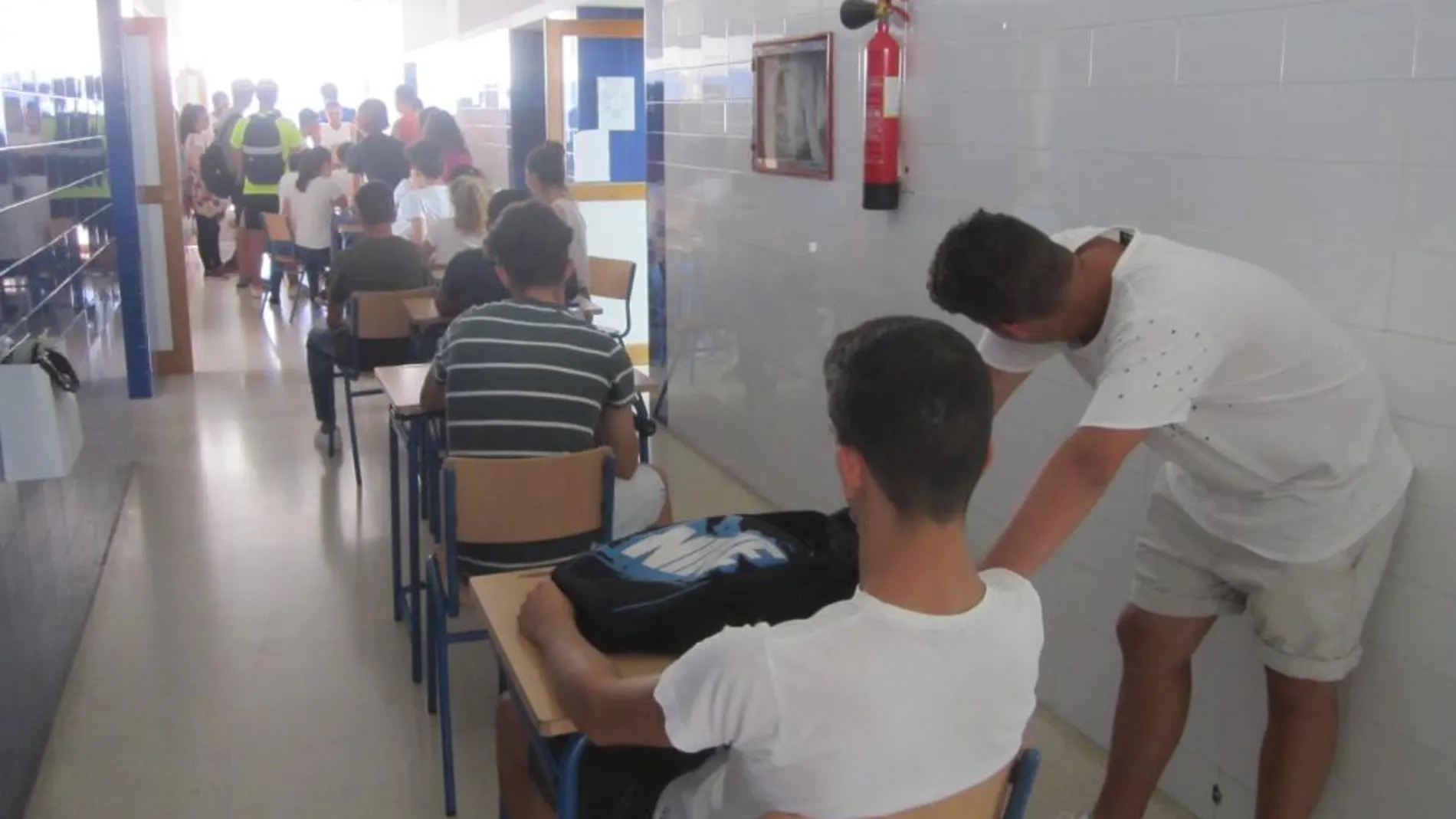 Los alumnos se ven obligados a dar clase fuera de las aulas en muchos centros por el calor