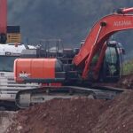Una excavadora retira arena en el lateral del mundo/Foto y vídeo: Puntopress
