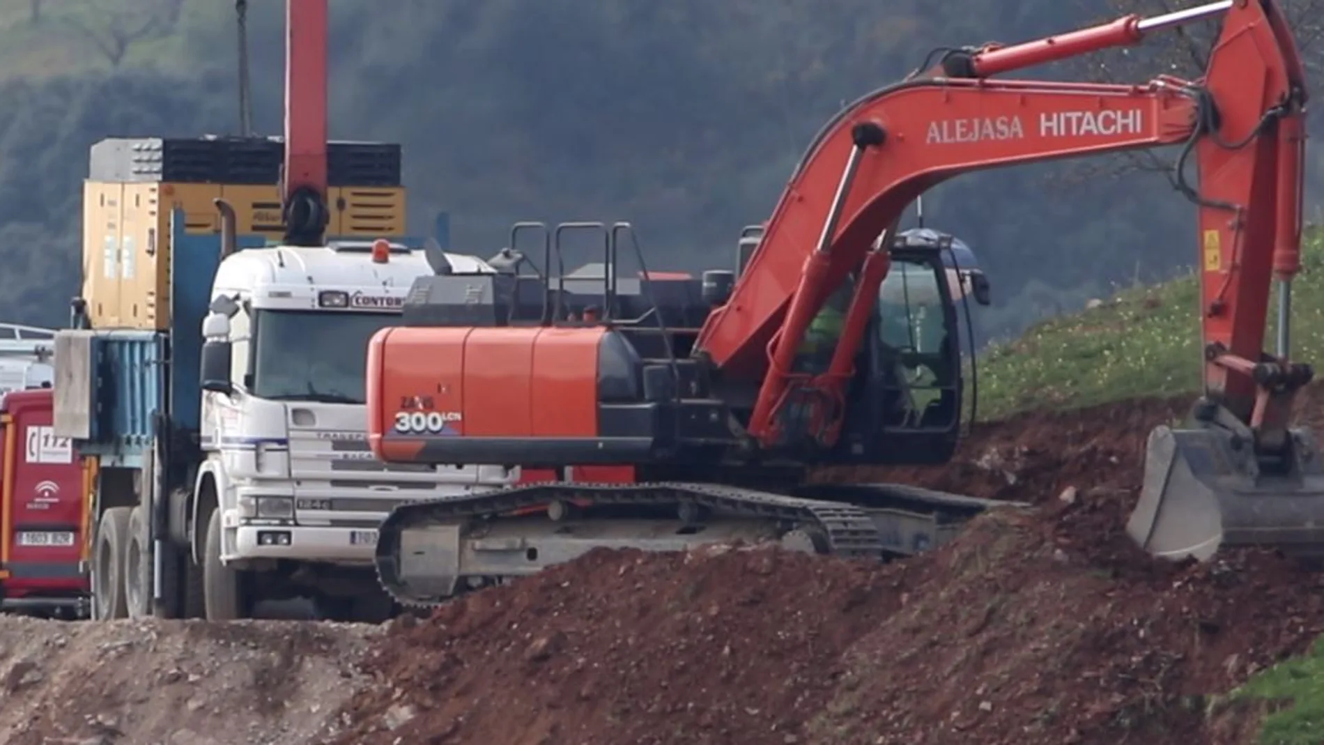 Una excavadora retira arena en el lateral del mundo/Foto y vídeo: Puntopress