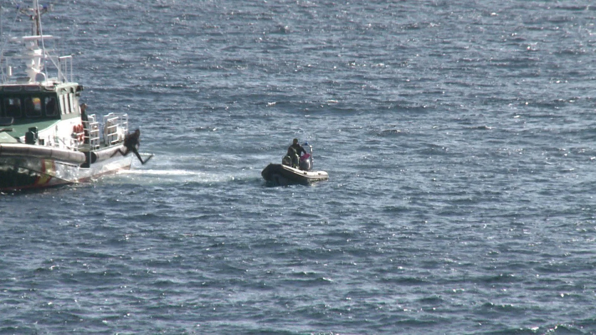 La Guardia Civil rastrea la costa de Los Ancones, en Costa Teguise, buscando el cadáver de Romina Celeste/Foto: Efe